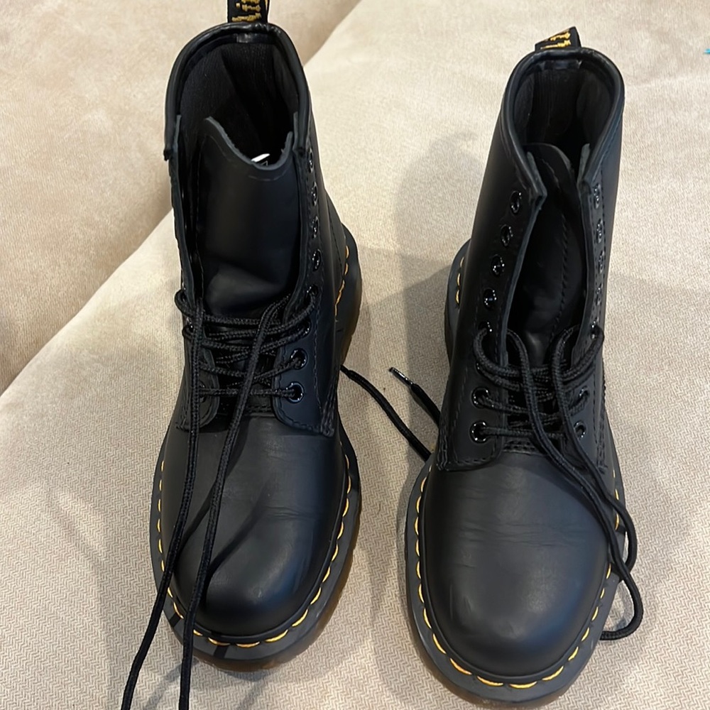 Worn ONCE Doc Martens 1480 Unisex Black Boots in Womens size 6.